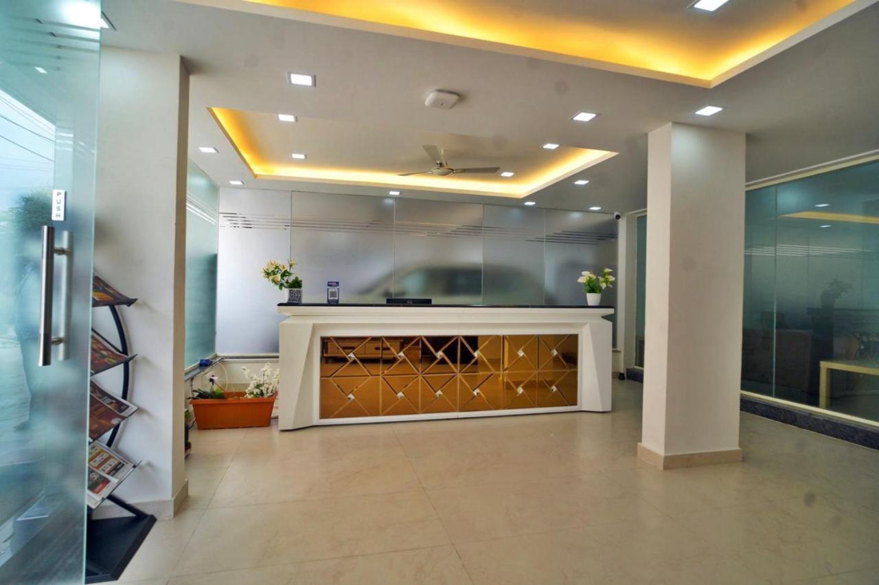 Hotel Sterling Inn Bangalore International Airport Yelahanka Екстер'єр фото